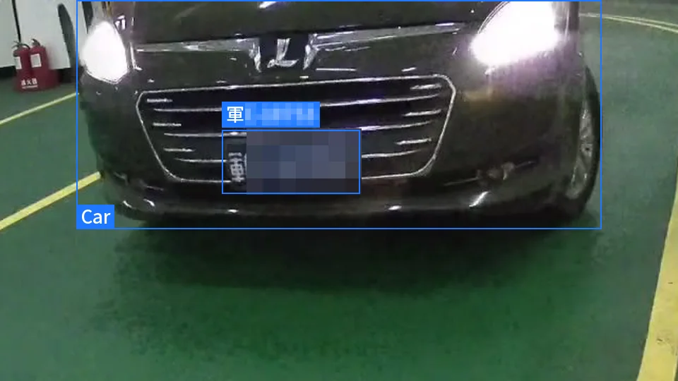 「軍」プレート：漢字の後に英字と数字が続く完全な車番（英数字はマスク処理）