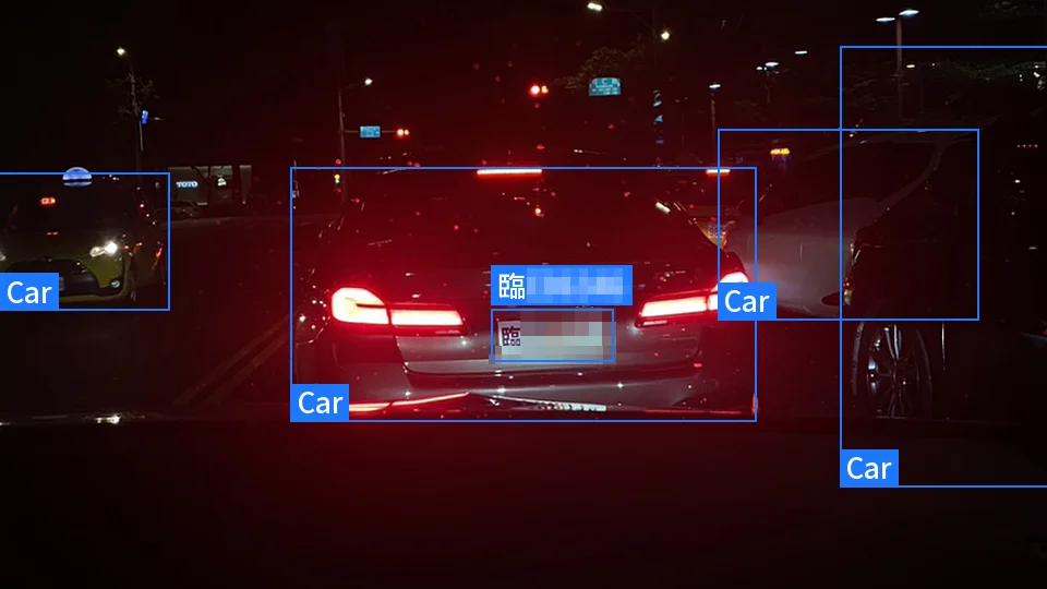 「臨」プレート：夜間の車列での認識結果（英数字はマスク処理）
