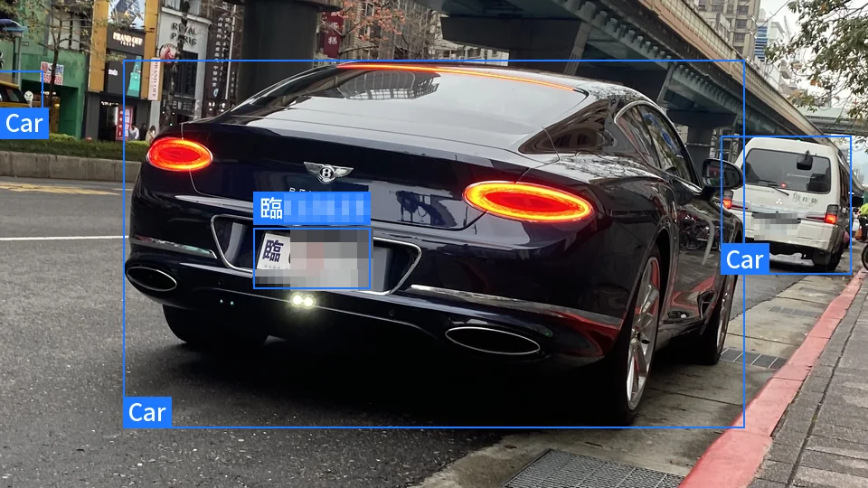 「臨」プレート：路肩の車両後部の認識結果（プレート情報はマスク処理）
